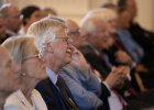 Dr. Wernher Braun, Präsident a.D., sitzt neben anderen Festgästen im Max-Joseph-Saal und verfolgt lächelnd das Geschehen.